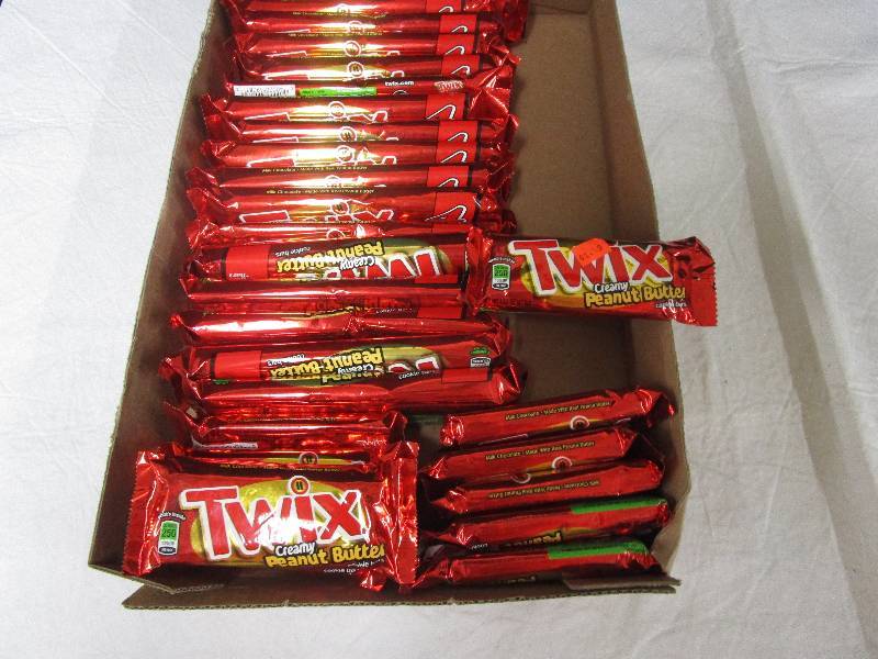 lot 43 image: 18 large Twix creamy peanut butter bars, 11 Small Twix creamy peanut butter bars