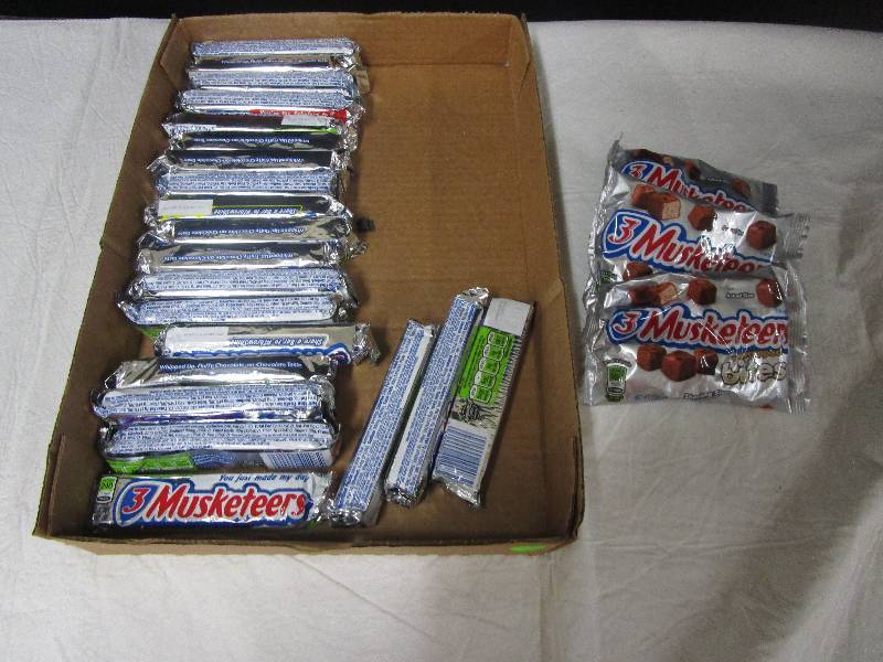 lot 49 image: 21 3 musketeers bars, 3 bites