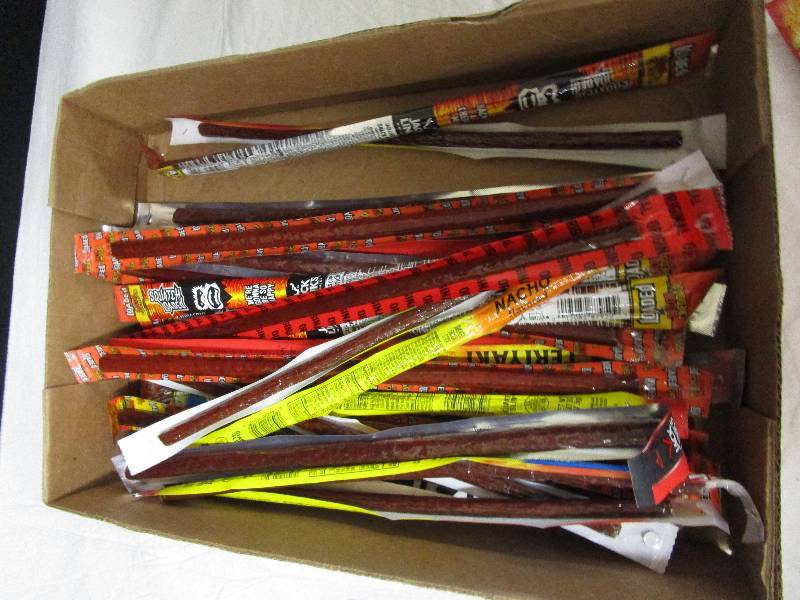 lot 82 image: 30 Assortement of beef sticks.