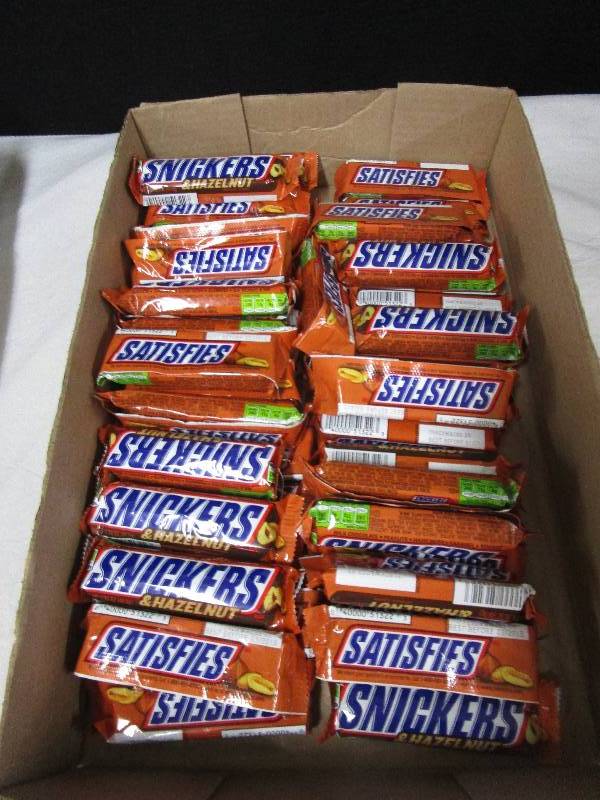 lot 108 image: 38 hazel nut snickers bar