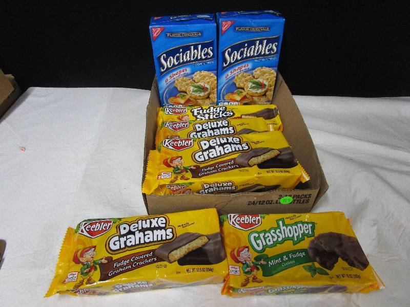 lot 117 image: 4 Fudge Covered Graham Crackers , 1 fudge sticks original, 1 mint and fudge, 2 sociaables crackers