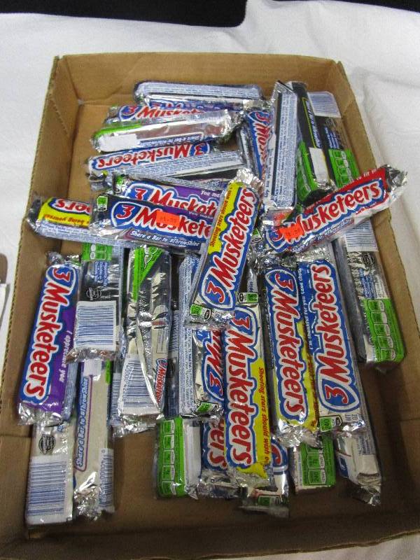 lot 135 image: Assortment of 35 ct Musckateer Candybars