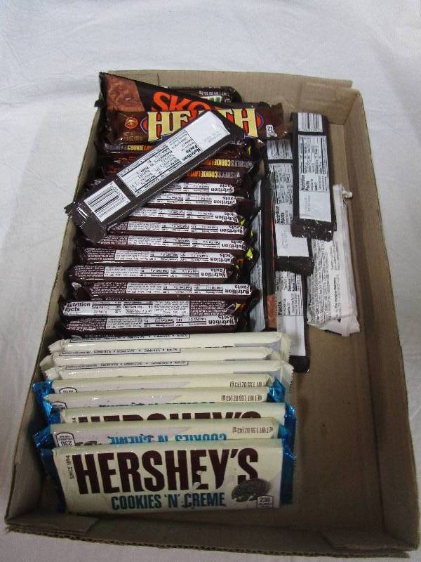 lot 171 image: 35 Various Candy Bars