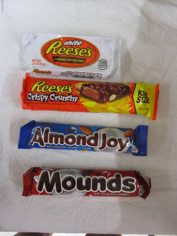 lot 188 image: 32 Various candy Bars