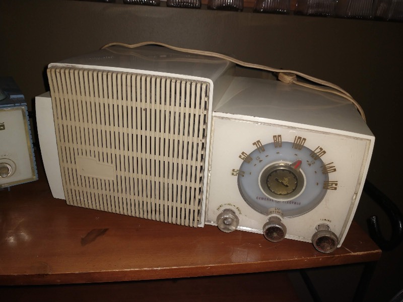 lot 6 image: Mid-Century Arvin Wedgewood Blue Retro Jetsons Vintage Model 53R05 AM Tube Clock Radio and General Electric AM 43494 Clock Radio 