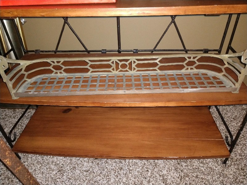 lot 9 image: Antique Brass Wall Shelf