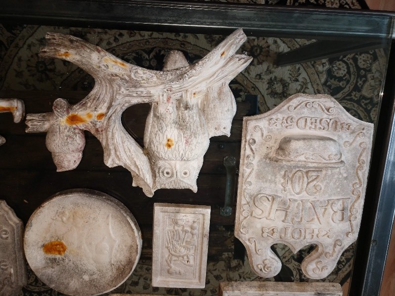 lot 20 image: Various Vintage Plaster Wall Decor (16 Pieces)
