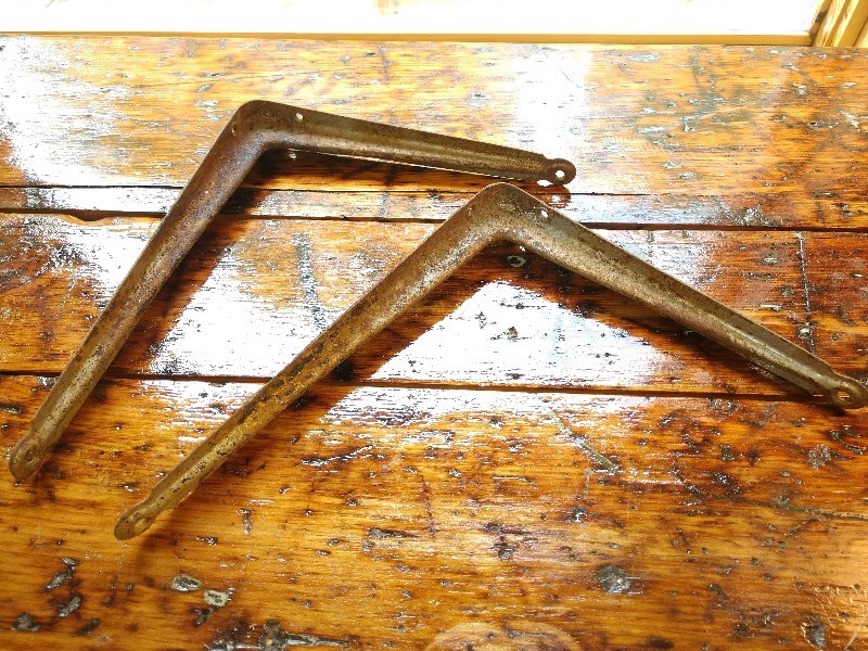 lot 39 image: Industrial Heavy Duty Great Patina Shelf Brackets (2)