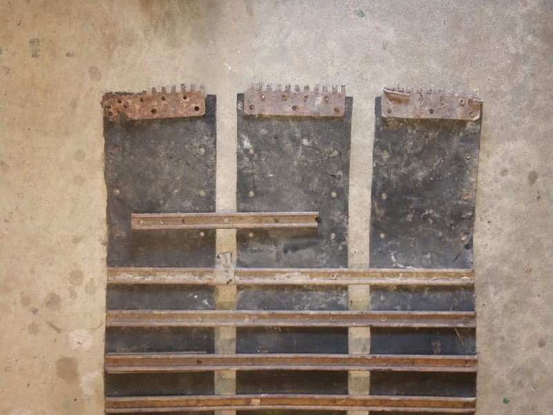 lot 65 image: Johnson Vintage Snowmobile Steel Cleated Track