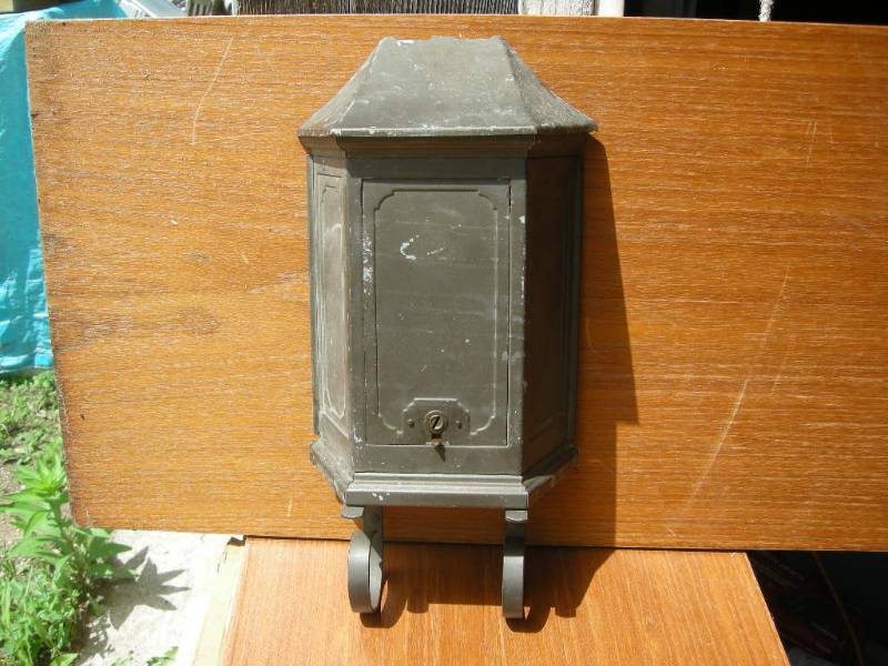 lot 21 image: Vintage Mailbox