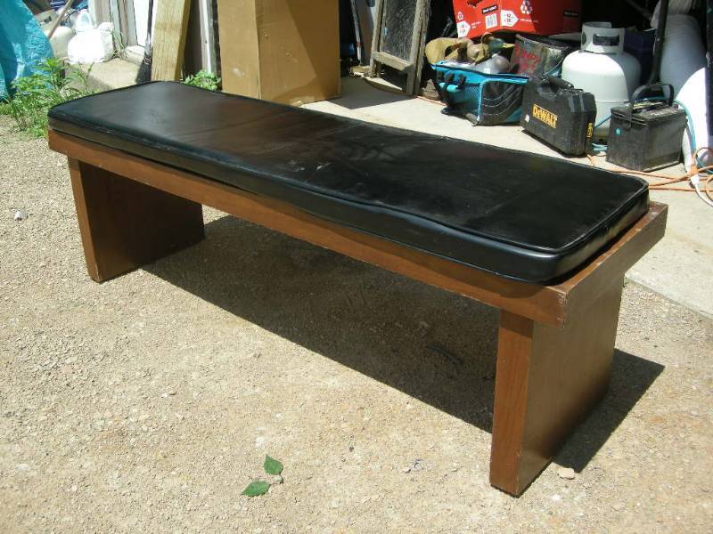 lot 22 image: Vintage Padded Bench