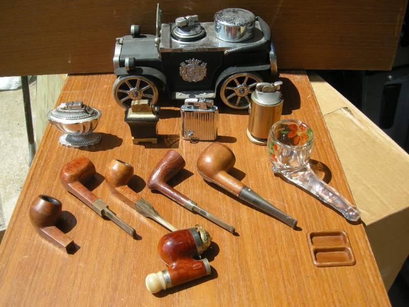 lot 24 image: Vintage Pipes and Lighters