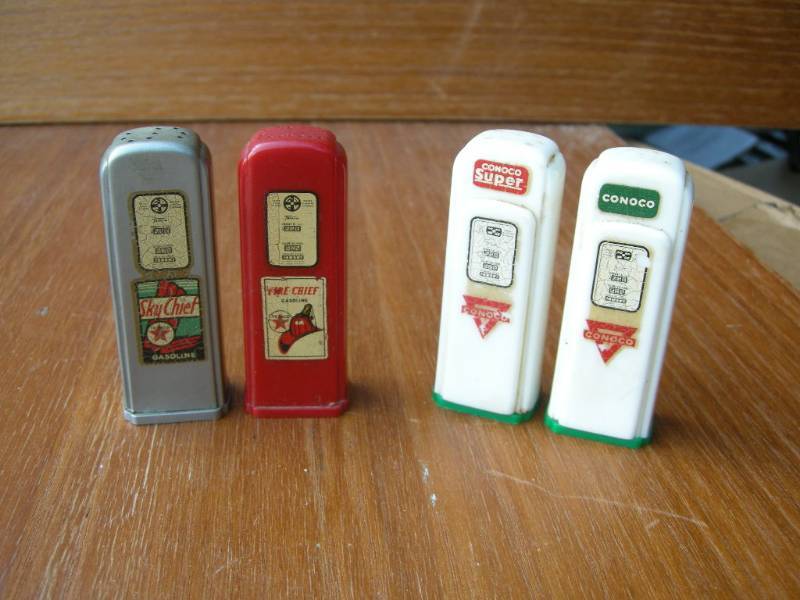 lot 27 image: Vintage Gas Pump Salt and Peppers