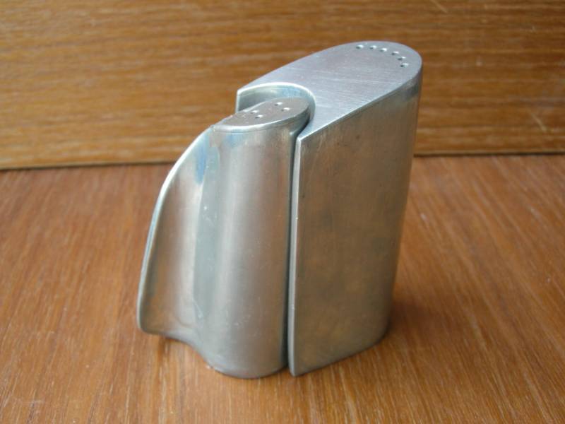 lot 28 image: Designer Retro S&P Shakers