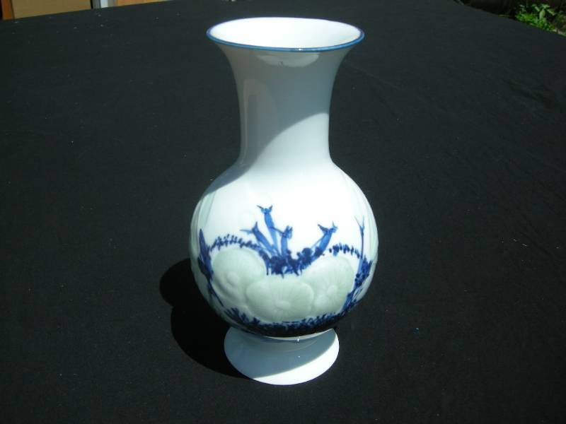 lot 35 image: Vintage Oriental Vase