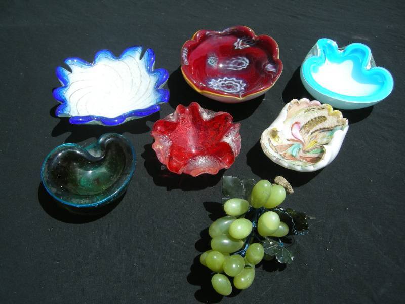 lot 40 image: Art Glass Bowls and Grapes