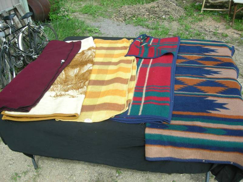 lot 48 image: 5 Fleece-like ThrowsBlankets