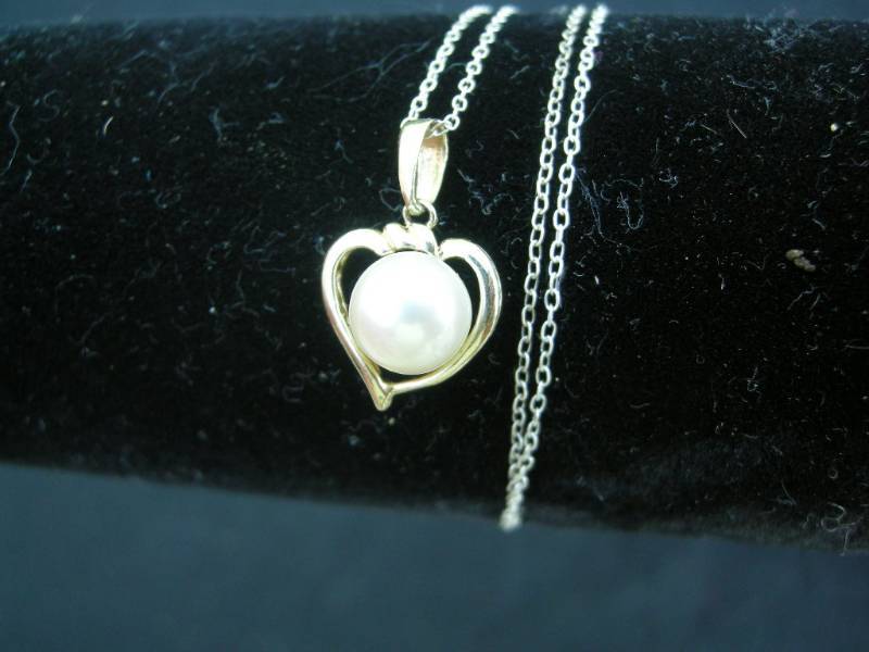 lot 53 image: 14K Heart With Pearl Pendant