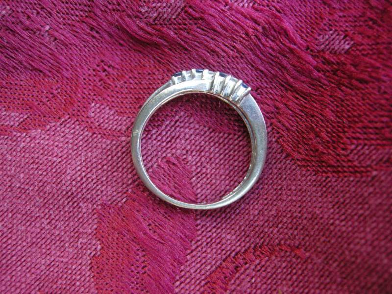 lot 54 image: 10K White Gold Ring with Stones