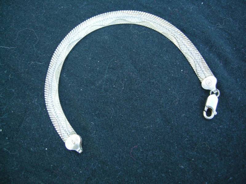 lot 57 image: Vintage Silver Serpentine Bracelet