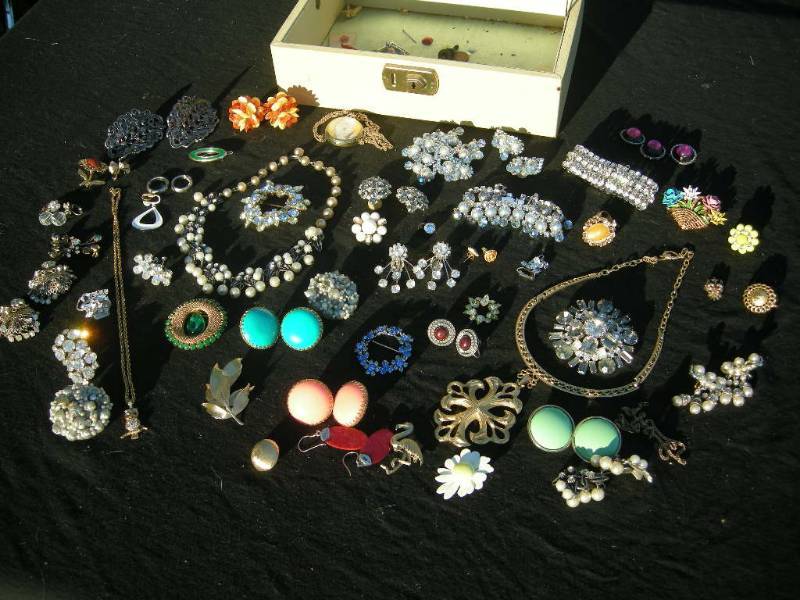 lot 60 image: Vintage Jewelry Group
