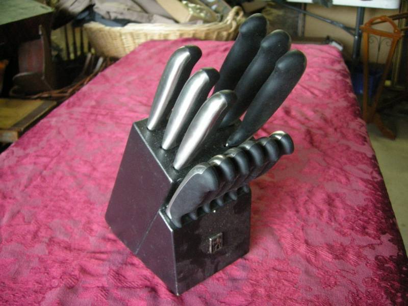 lot 73 image: Henckels International Knife Set