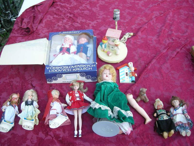 lot 98 image: Vintage Doll Collection