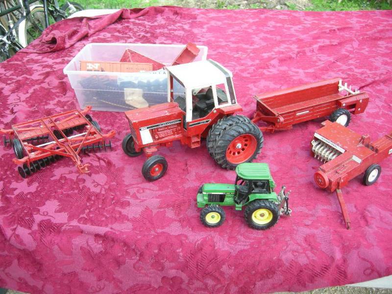 lot 99 image: Vintage ERTL International 1586 Tractor and Implements
