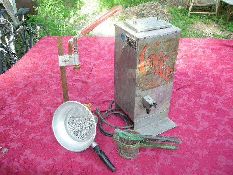 lot 106 image: Vintage Kitchen Items