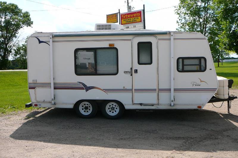 lot 3 image: 1998 Shasta 22 Foot Long Travel Trailer