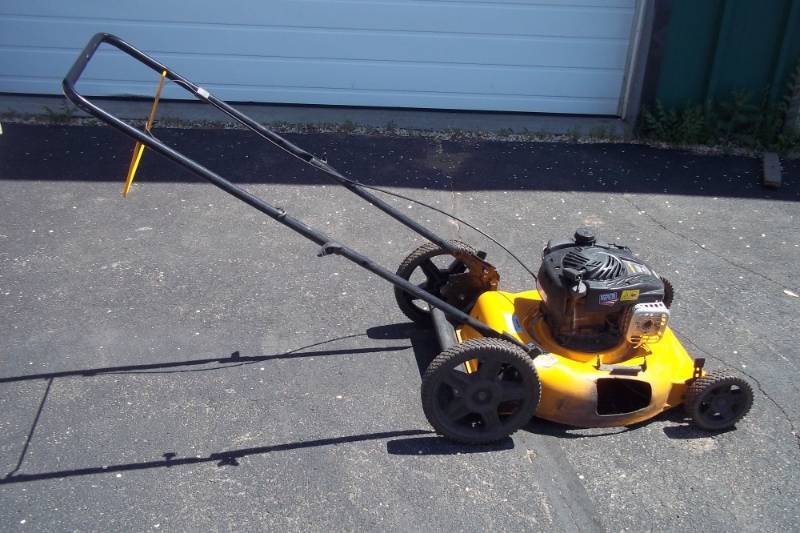 lot 31 image: Push Mower