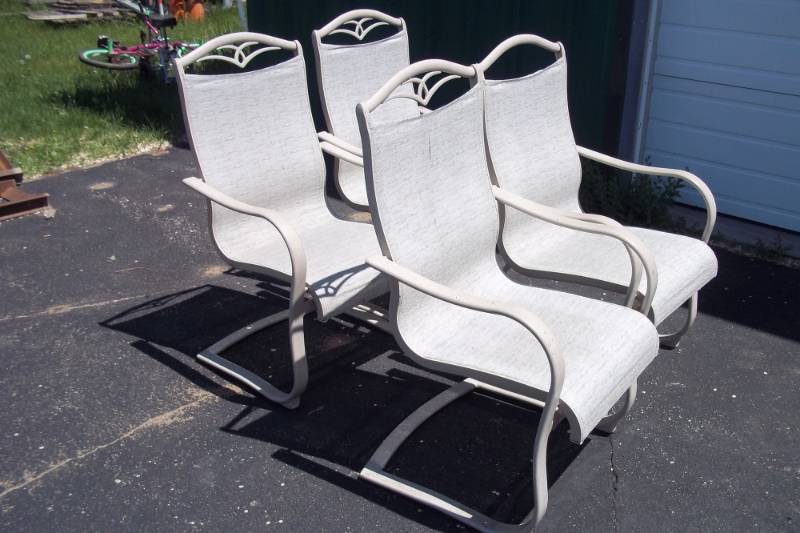 lot 32 image: 4 Patio Chairs