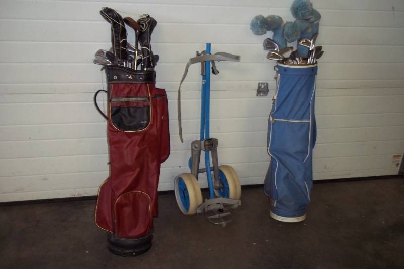 lot 33 image: Husband and Wife Golf set with cart