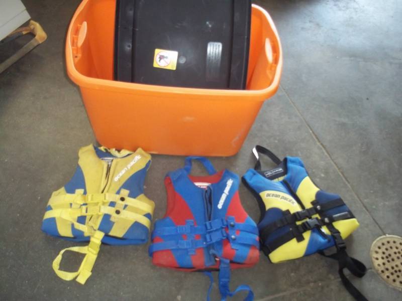 lot 62 image: Tote with 3 Life jackets
