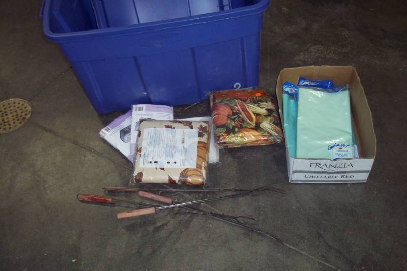 lot 78 image: Tote with table cloths and Marshmallow roaster sticks