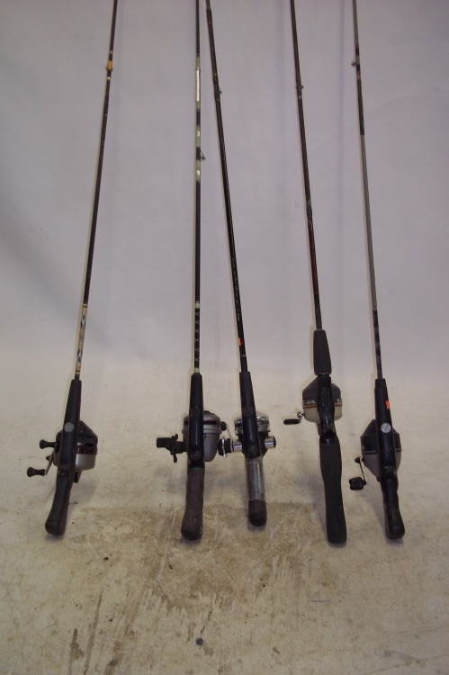 lot 80 image: 5 Reels and fishing poles