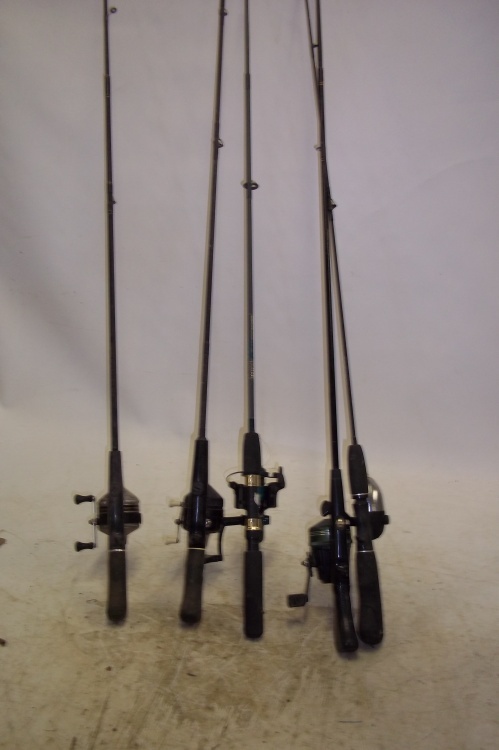 lot 82 image: 5 Reels and fishing poles