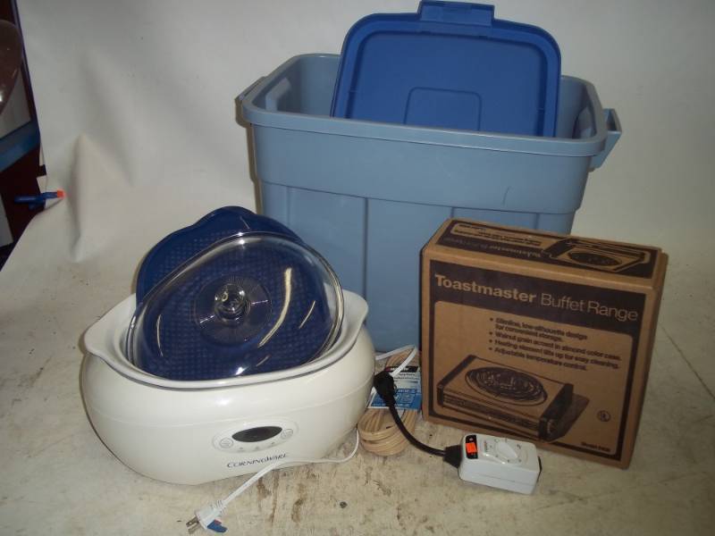 lot 85 image: Crock pot, hot plate, cords and tote