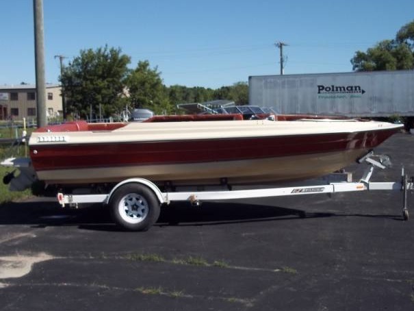 lot 3 image: 1982 Bayliner with Volvo Penta 270 IO Motor and trailer