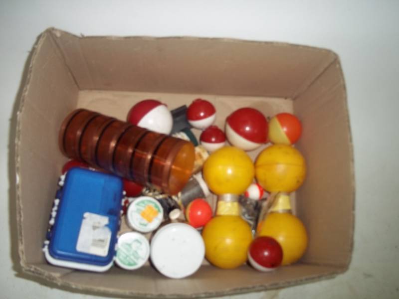 lot 121 image: Fishing Bobbers and markers, and electric knife with one blade