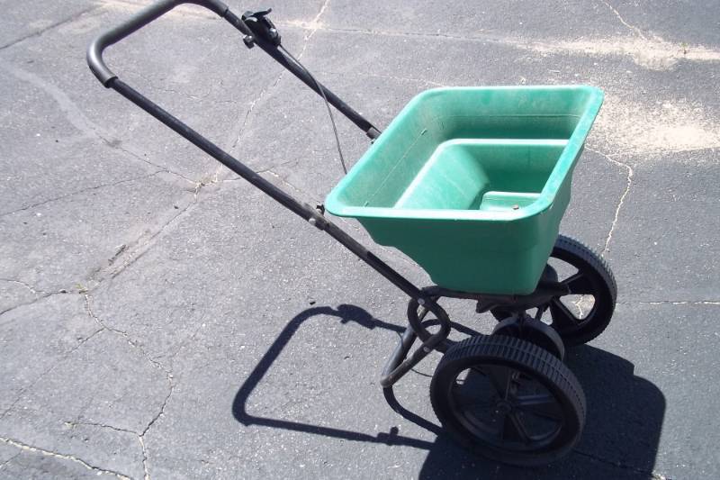 lot 125 image: Fertilizer spreader