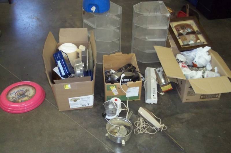 lot 136 image: Large Assorted lot of kitchen items including electric knife and home dcor