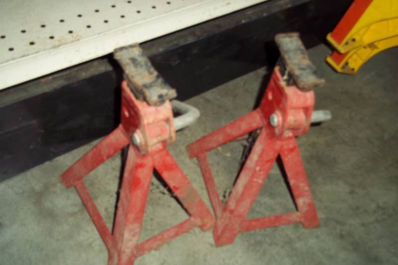 lot 140 image: Pair of Jack stands