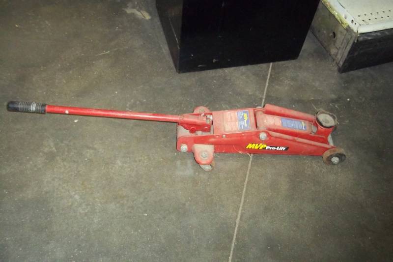 lot 141 image: 2 Ton Floor jack