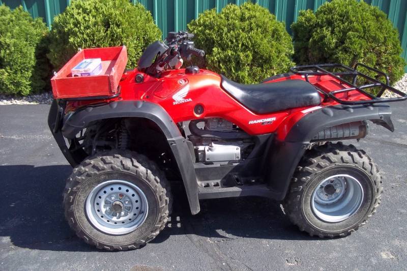 lot 4 image: 2004 Honda 350 TRX 4 x 4  ATV