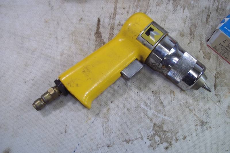 lot 155 image: Kengrip Gun with screws and staples