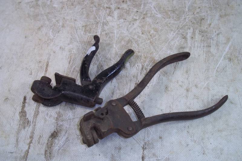 lot 160 image: Vintage Saw Sharpening Tools