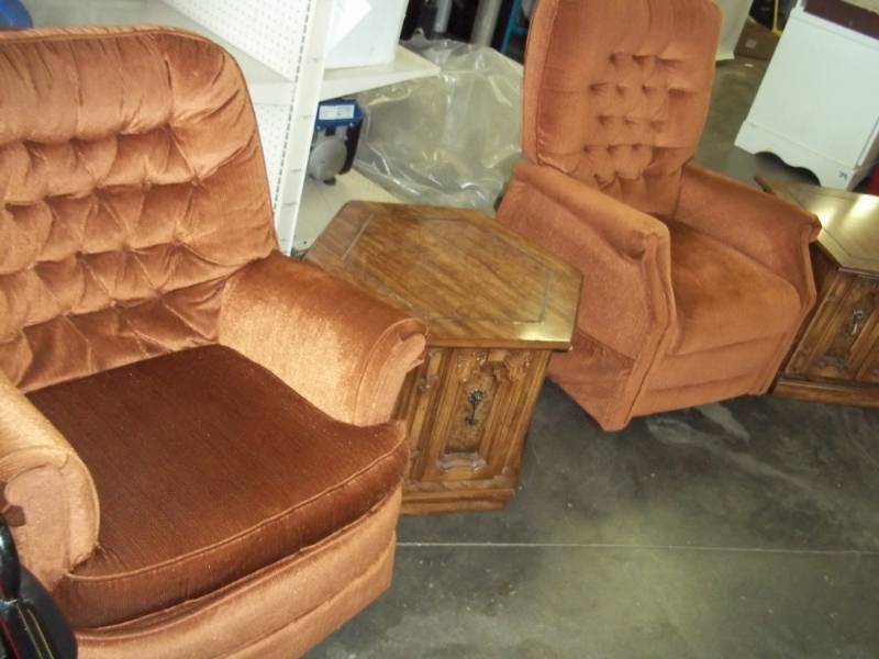 lot 164 image: Recliner with matching swivel rocker and 2 end tables