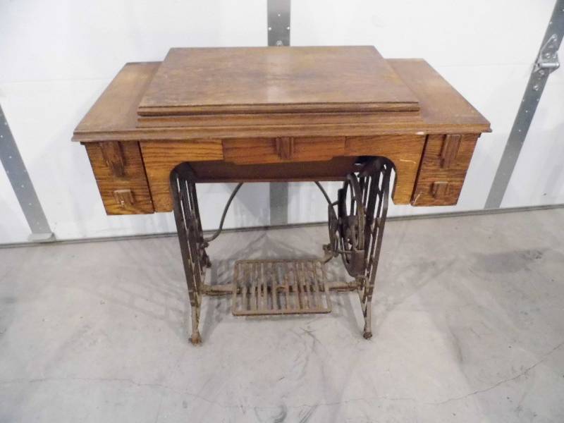 lot 7 image: Sewing Machine