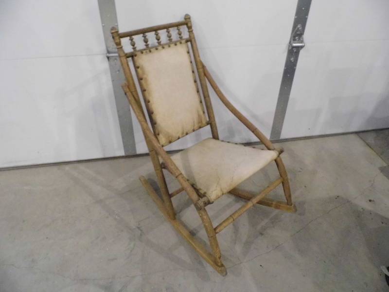 lot 17 image: Antique Rocking Chair
